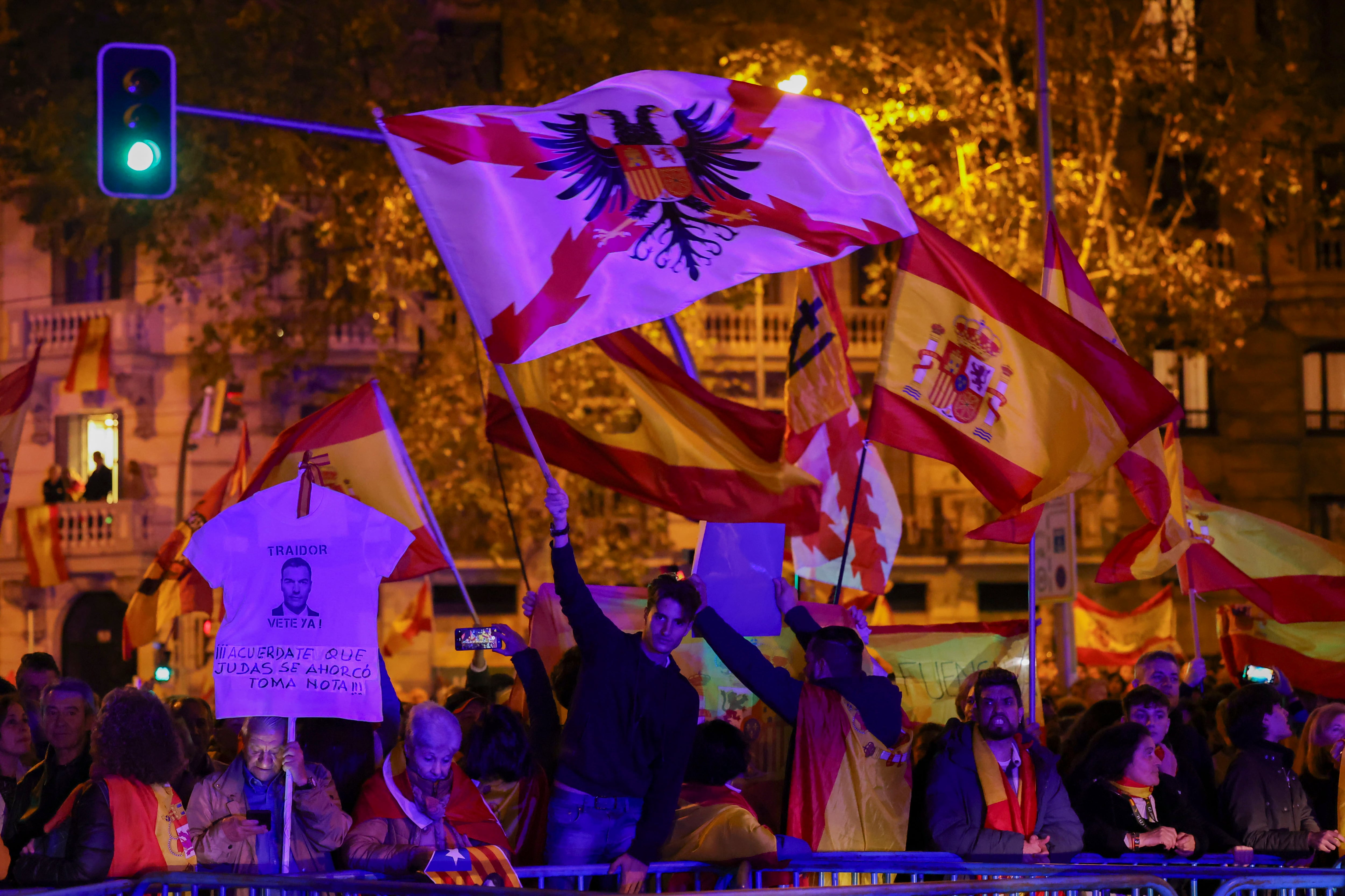 MADRID, 14/11/2023.- Centenares de personas participan en la manifestación convocada contra la amnistía y el Gobierno de Pedro Sánchez en las inmediaciones de la sede del PSOE, hoy martes en la madrileña calle de Ferraz. EFE/Kiko Huesca
