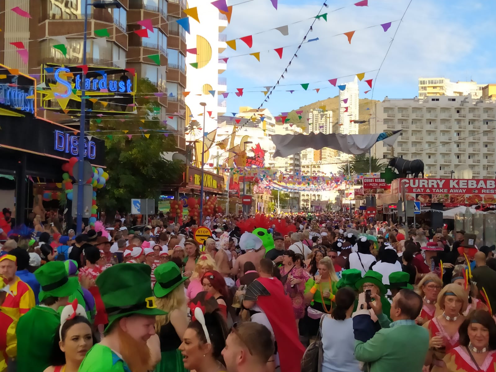 La &#039;Fancy Dress Party&#039; regresa a las calles de la zona de Levante de Benidorm llenándolas de color / J.G.