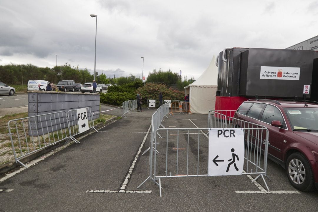 Varios carteles indican la dirección para someterse a un test PCR.