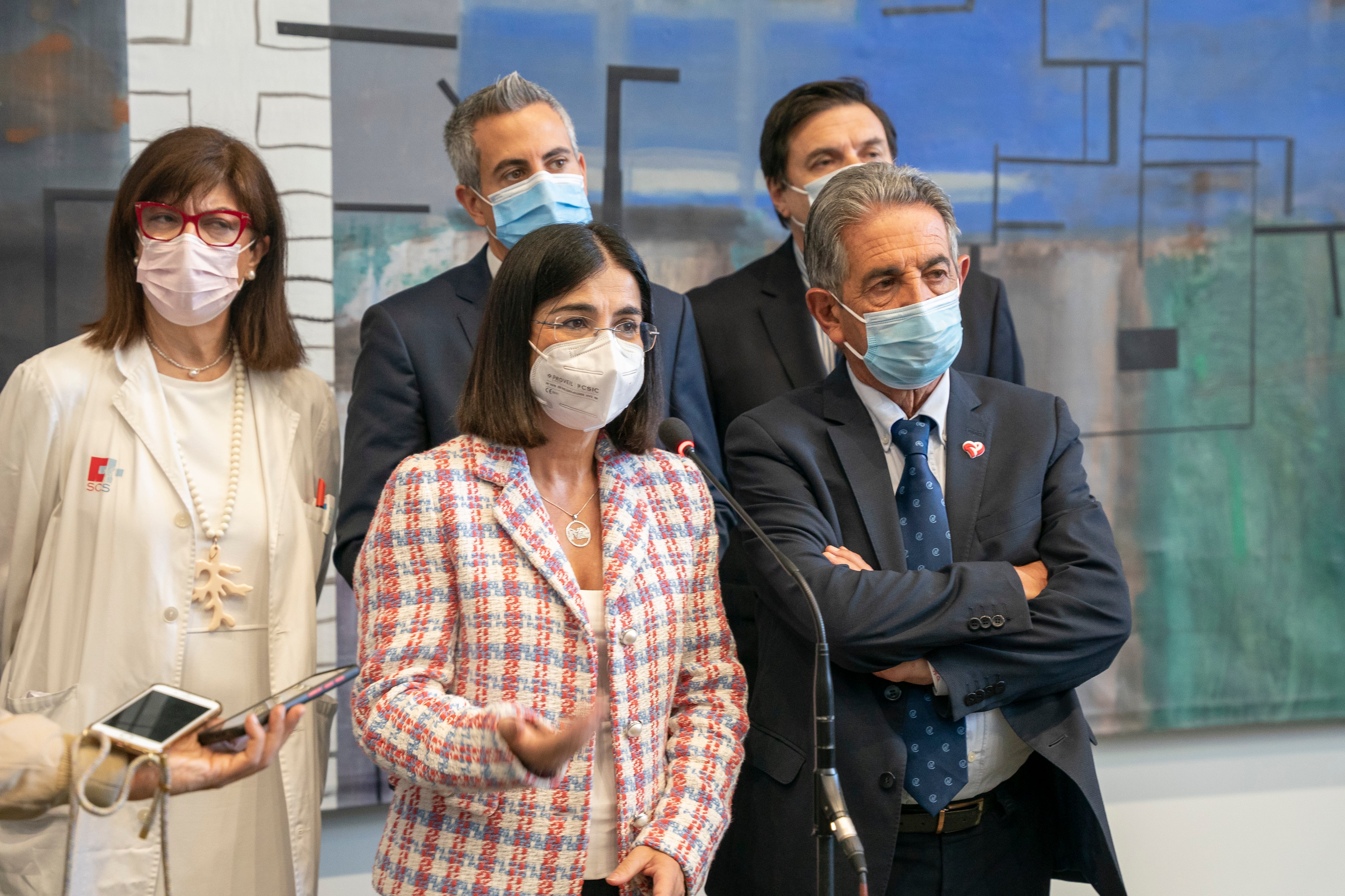 La ministra de Sanidad, Carolina Darias (c), junto al presidente cántabro, Miguel Ángel Revilla (d), el vicepresidente, Pablo Zuloaga (a-2i), entre otros, visita este viernes el Hospital de Valdecilla de Santander, en Cantabria