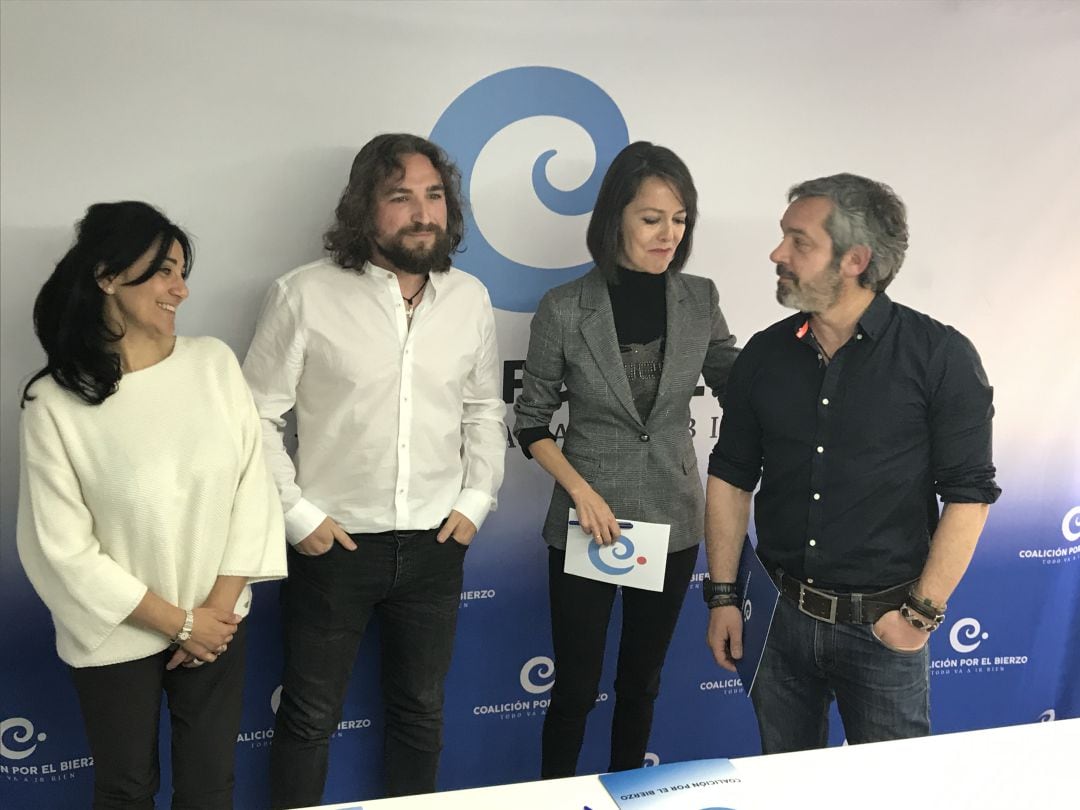 La portavoz de Coalición, Raquel Díez, junto a los componentes de la lista a las autonómicas encabezada por Raúl Rodríguez Canca (con camisa blanca)