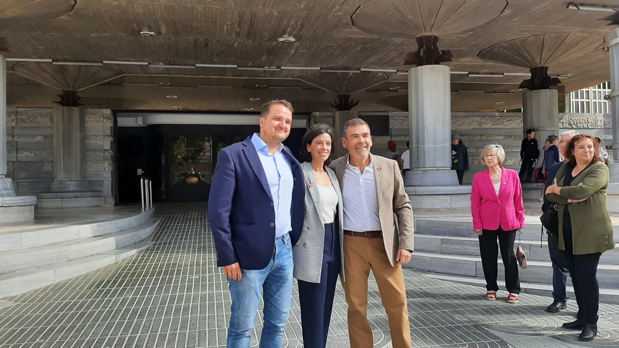 Santiago del Álamo, Esther Guzmán y José López a las puertas de la Asamblea Regional