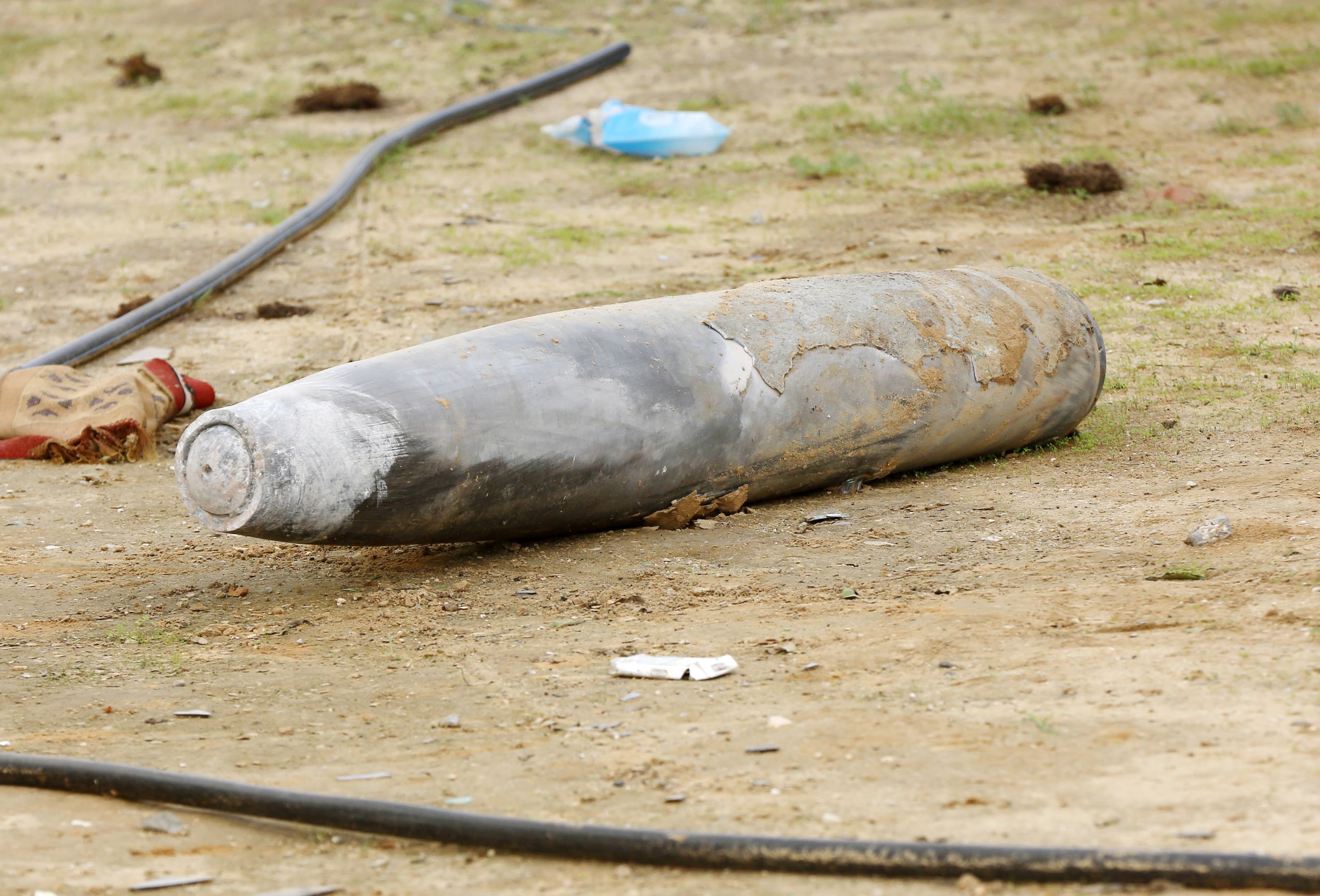 Restos de una bomba que no llegó a explotar en la localidad de Jan Yunis, Gaza