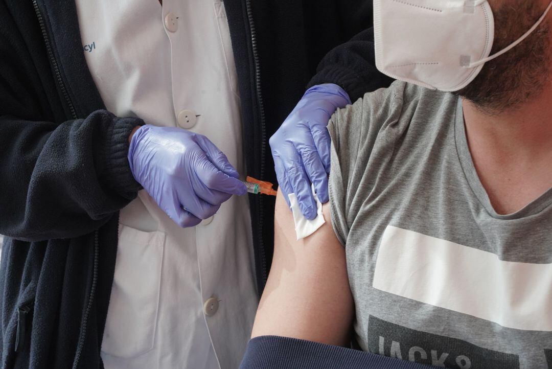 Un policía nacional recibe la primera dosis de la vacuna 