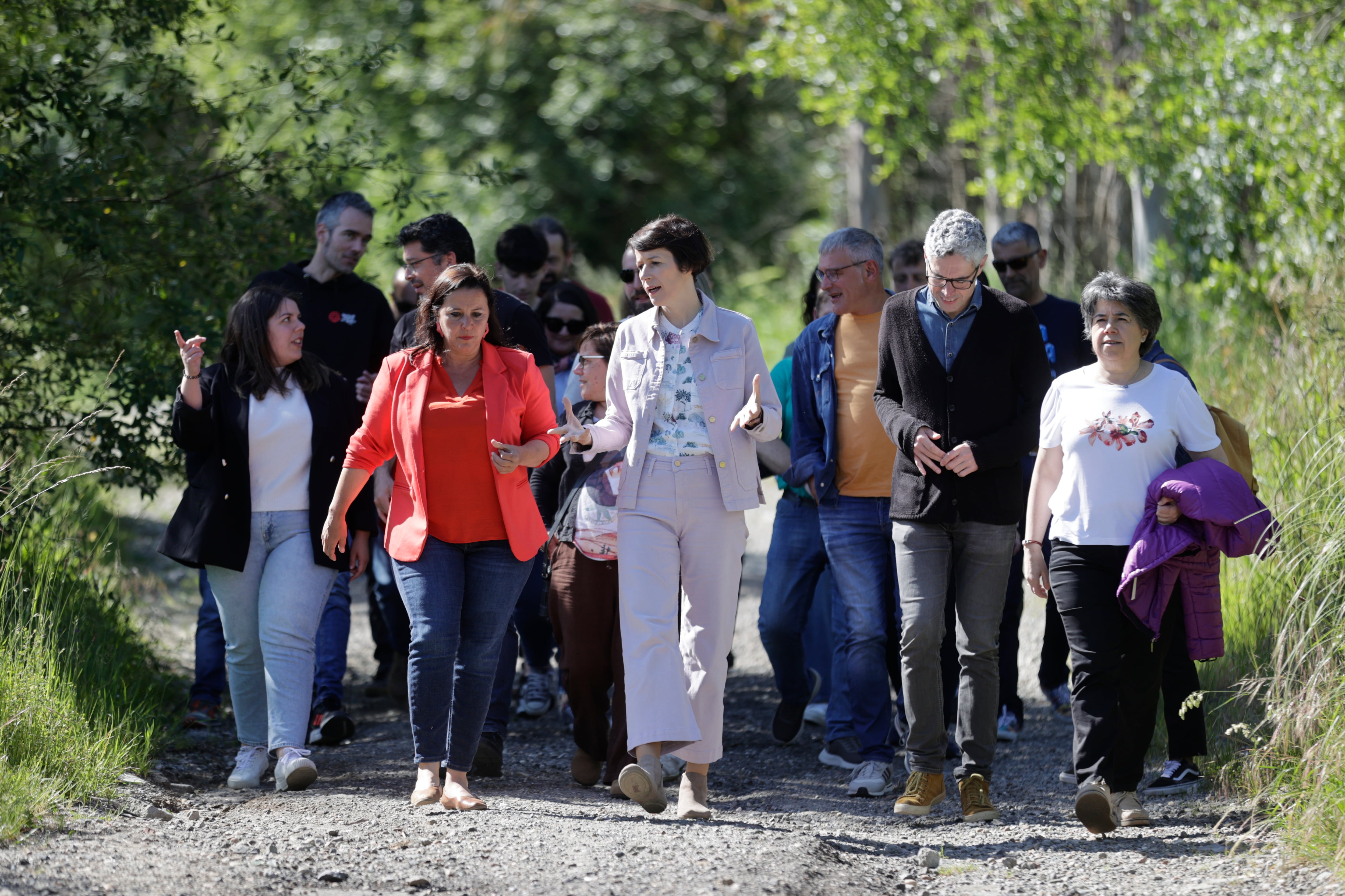 FENE, 2/06/24.- La portavoz nacional del BNG, Ana Pontón, y la candidata a las elecciones europeas, Ana Miranda, inician la jornada de campaña con actos en la comarca de Ferrol, donde han comparecido ante los medios de comunicación a los pies de un peaje de la AP-9 entre Cabanas y Fene tras el expediente abierto por la Comisión Europea sobre esta autopista que vertebra el oeste de Galicia. EFE/Cabalar.