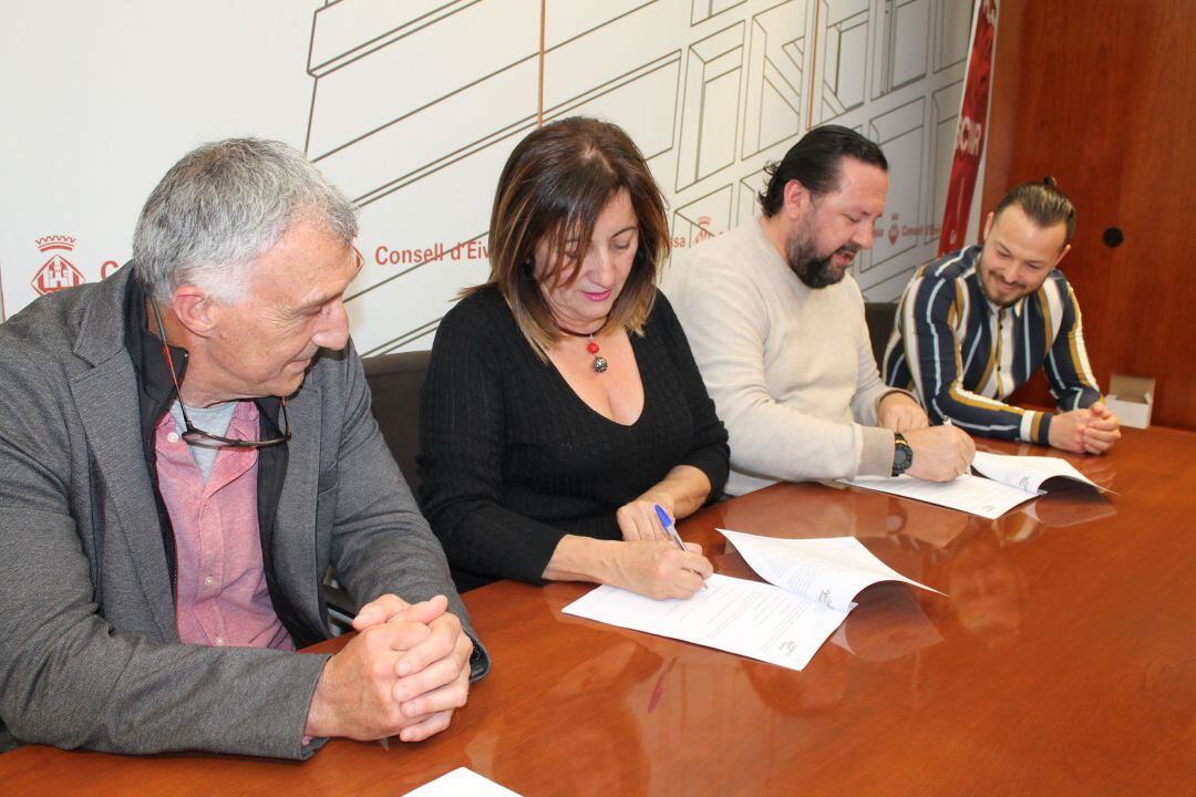 El momento de la firma con el Govern