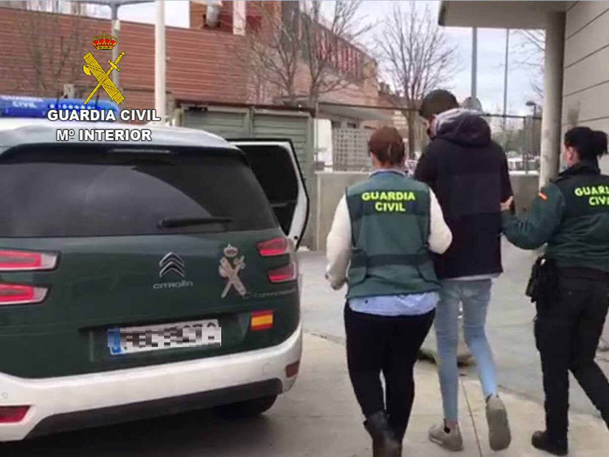 La Guardia Civil detiene a una persona por robo, daños y atentado contra Agentes de la Autoridad