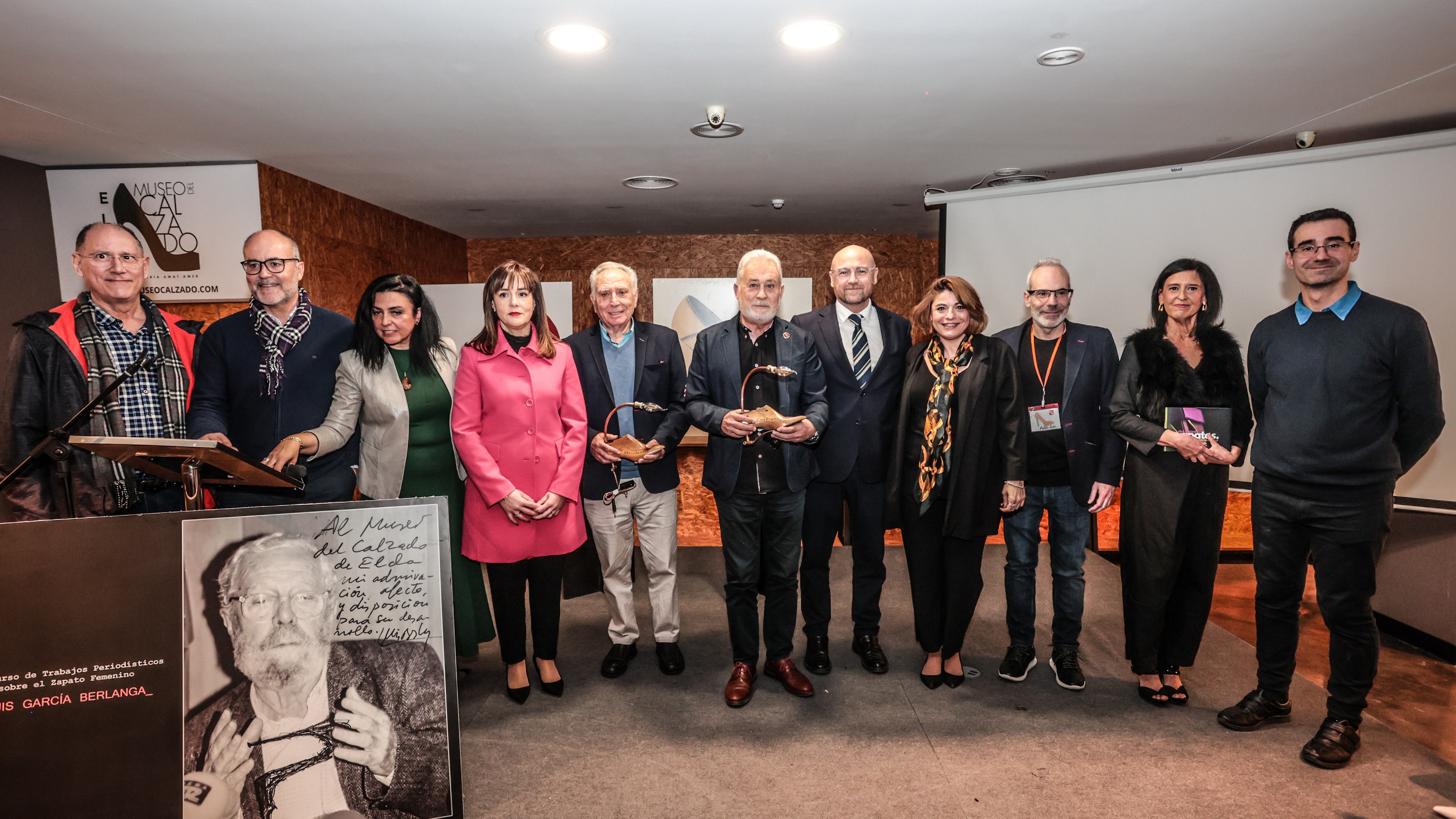 Los antiguos y los actuales trabajadores del Museo del Calzado de Elda celebran el 25 aniversario de su inauguración