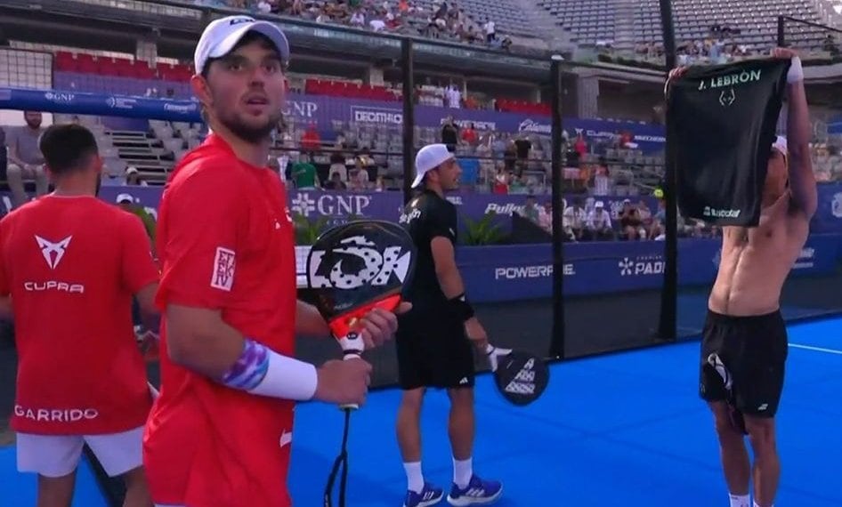 Juan Lebrón enseña su camiseta a Yanguas y Garrido.