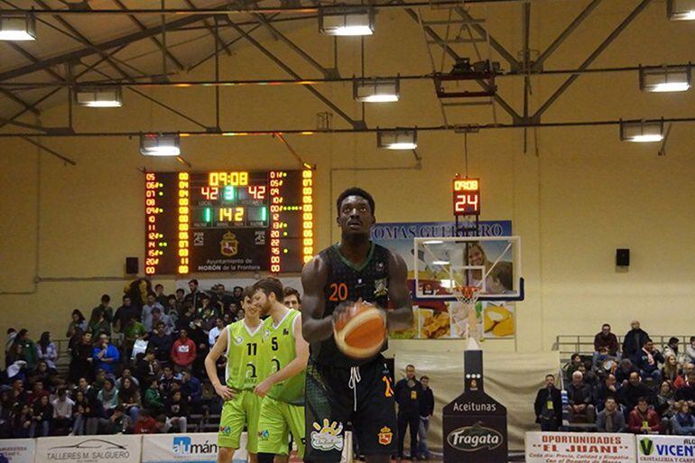 Cheick Conde lanza un tiro libre como jugador del Aceitunas Fragata