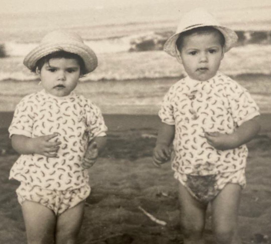 Manuel Bandera (a la derecha) junto a su hermana melliza en la playa