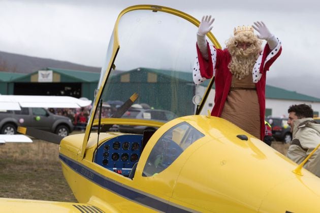 El Rey Gaspar ha llegado en una avioneta de color amarillo