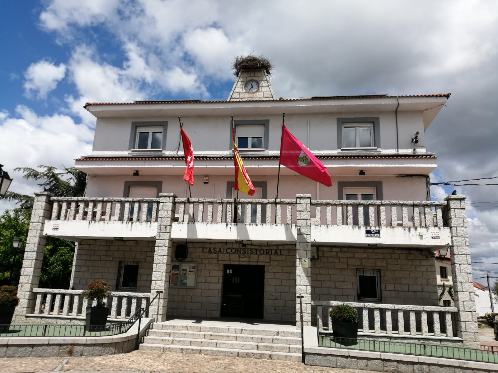 Fachada del edificio consistorial de Pedrezuela