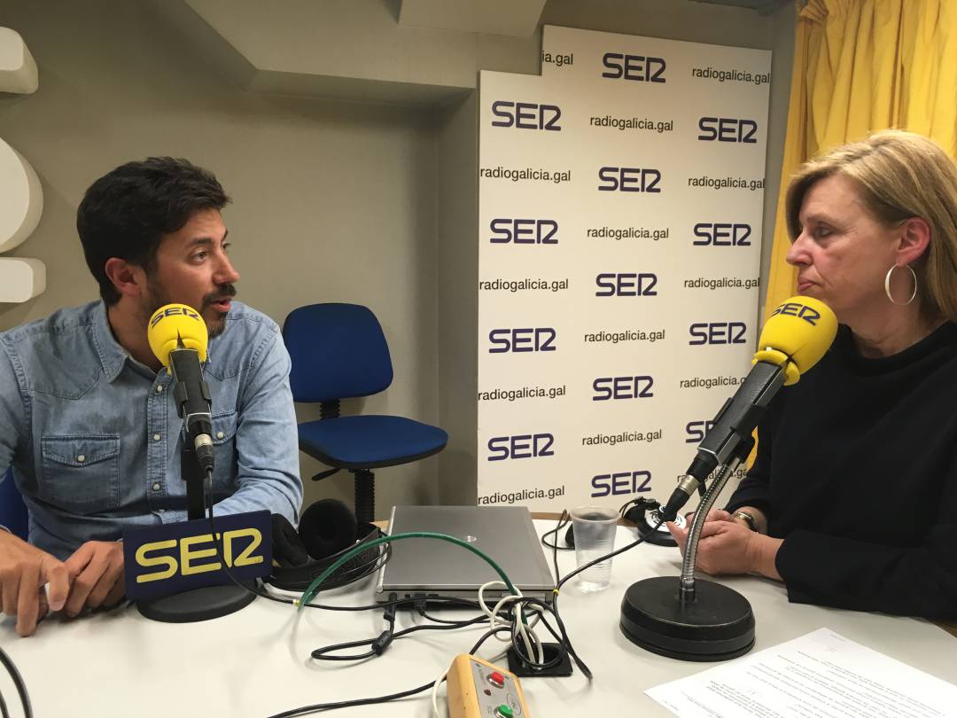 Antón Gómez-Reino y Aida Pena en los estudios de Radio Galicia