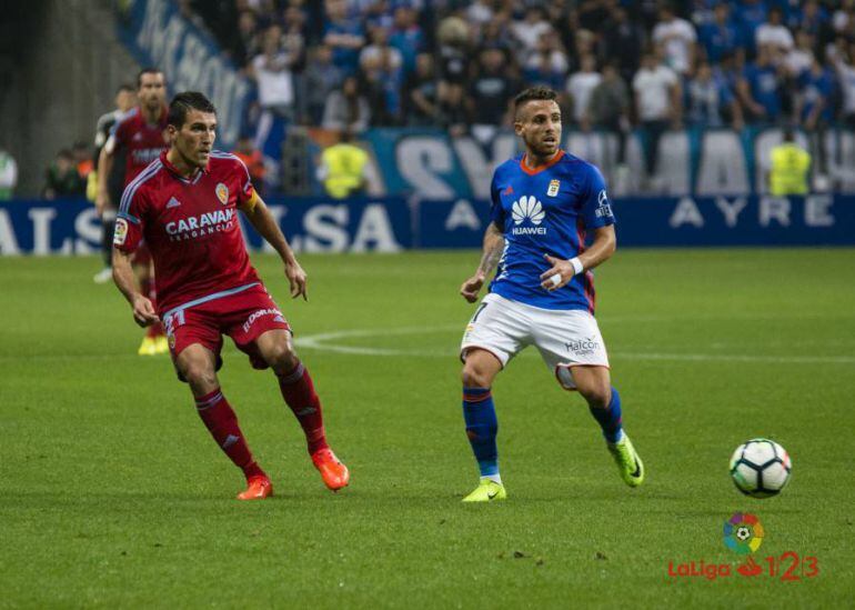 Aarón presiona a Zapater durante el partido disputado en el Carlos Tartiere ante el Zaragoza.