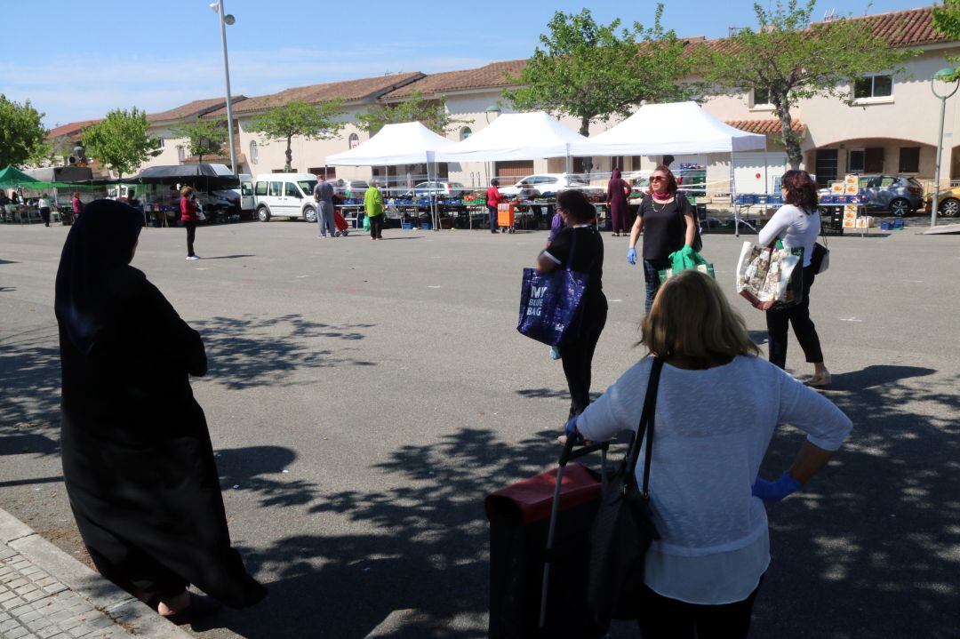 Clients esperant per comprar a un mercadet de Tarragona. 