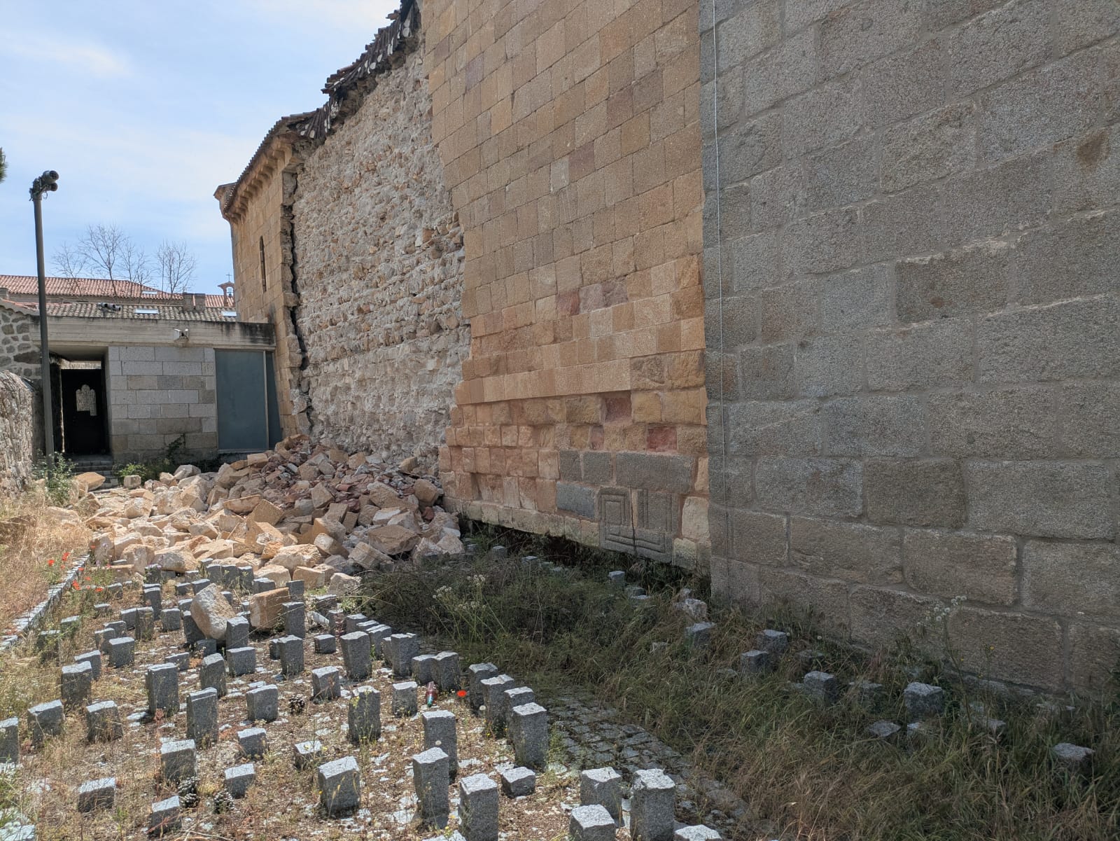 Derrumbe en el paño norte de la iglesia de San Andrés de Ávila./ Ser Ávila