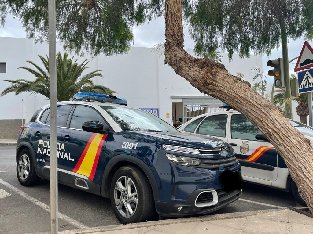 Coches de la Policía Nacional en las calles de Arrecife.