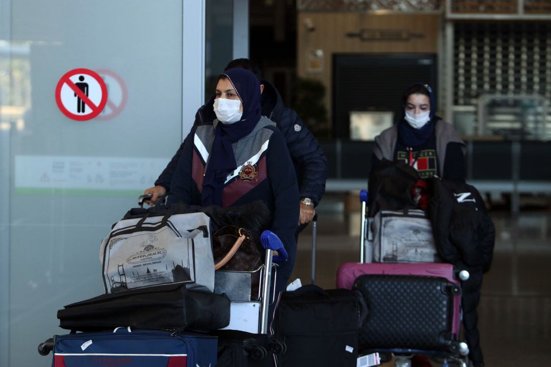 Varios turistas de diferentes países a la llegada del aeropuerto de Málaga, tras pasar el control de aduanas de dicho aeropuerto donde es imprescindible una prueba de PCR negativo impuesto por el Gobierno de España, para poder entrar en la localidad. Málaga a 23 de noviembre 2020