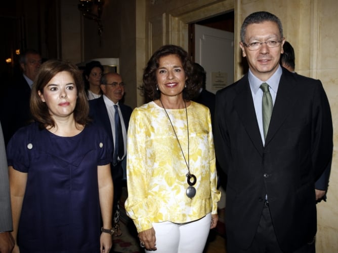 La vicepresidenta del Gobierno, Soraya Sáenz de Santamaría, junto a la vicepresidenta del Gobierno y el ministro de Justicia, Alberto Ruiz-Gallardón, momentos antes de intervenir en un desayuno informativo del Fórum Europa