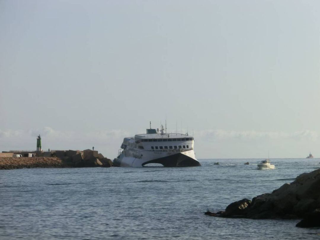 Ferry encallado en la escollera norte del puerto de Dénia