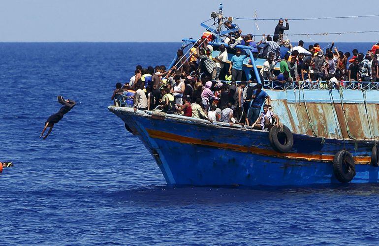 Fotografía de archivo de un operativo de rescate cerca de las costas de Libia.