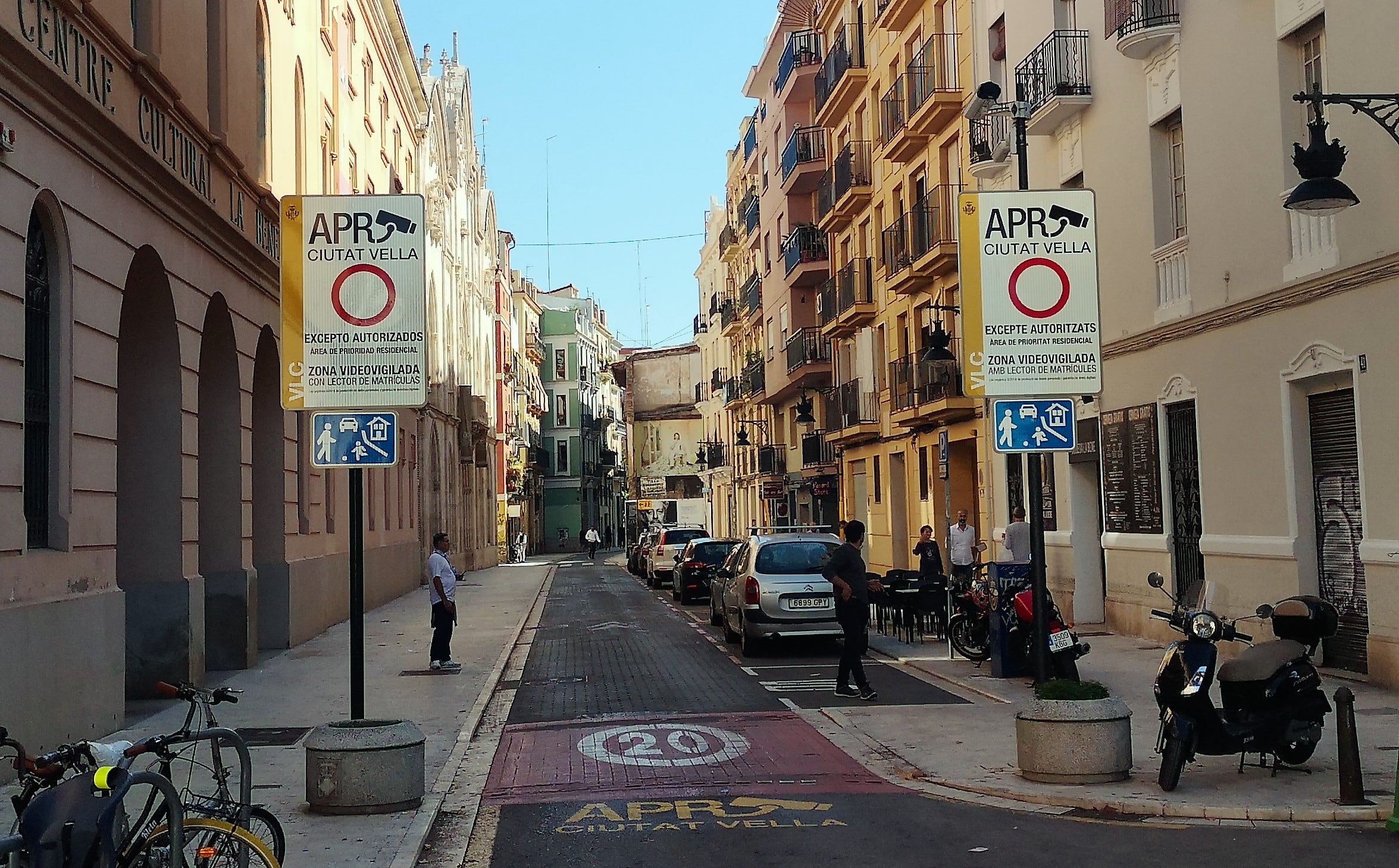 Imagen de una de las zonas de acceso al Área de Prioridad Residencial de Ciutat Vella de València