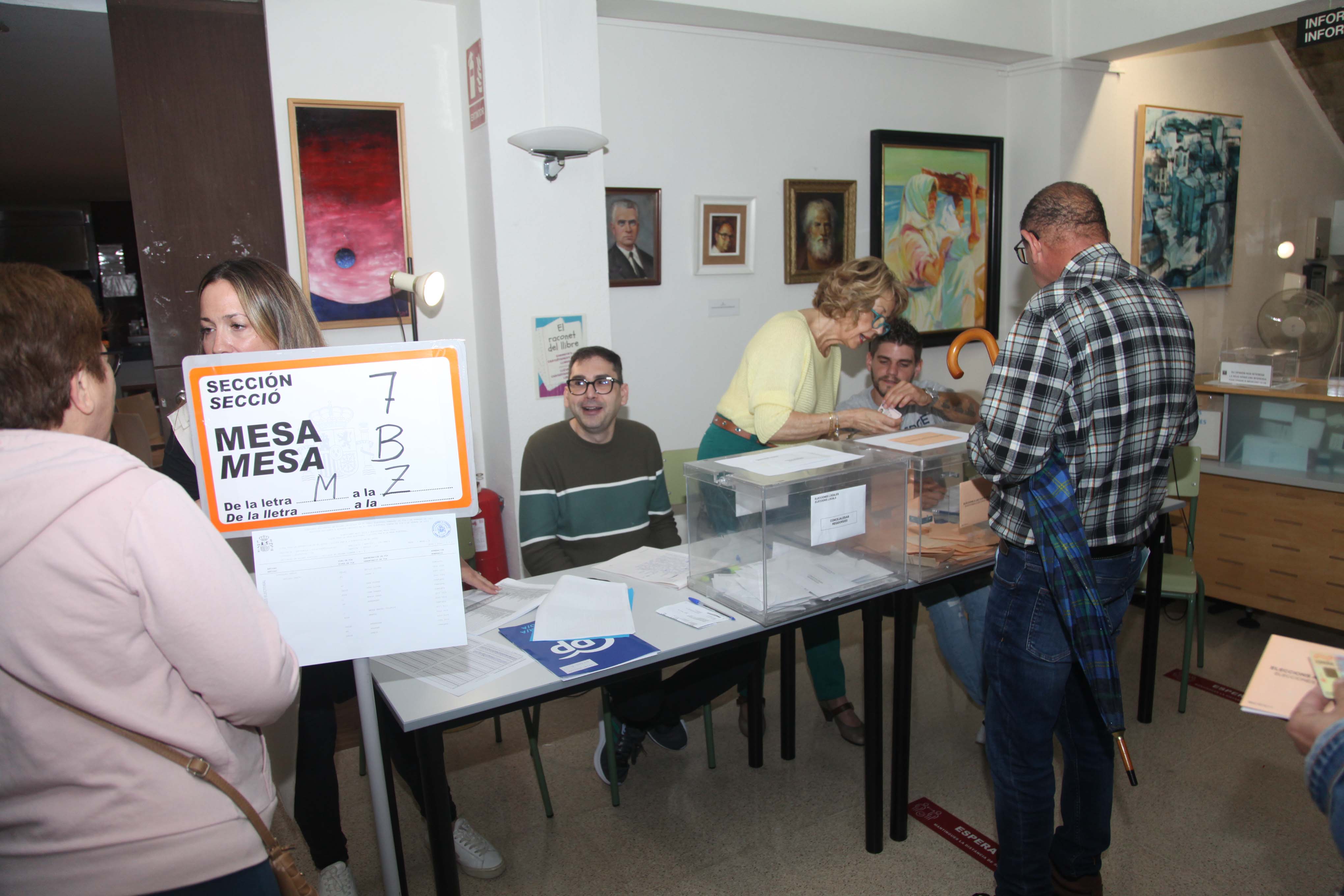 Votaciones en una de las mesas electorales de la Casa de Cultura en Dénia.