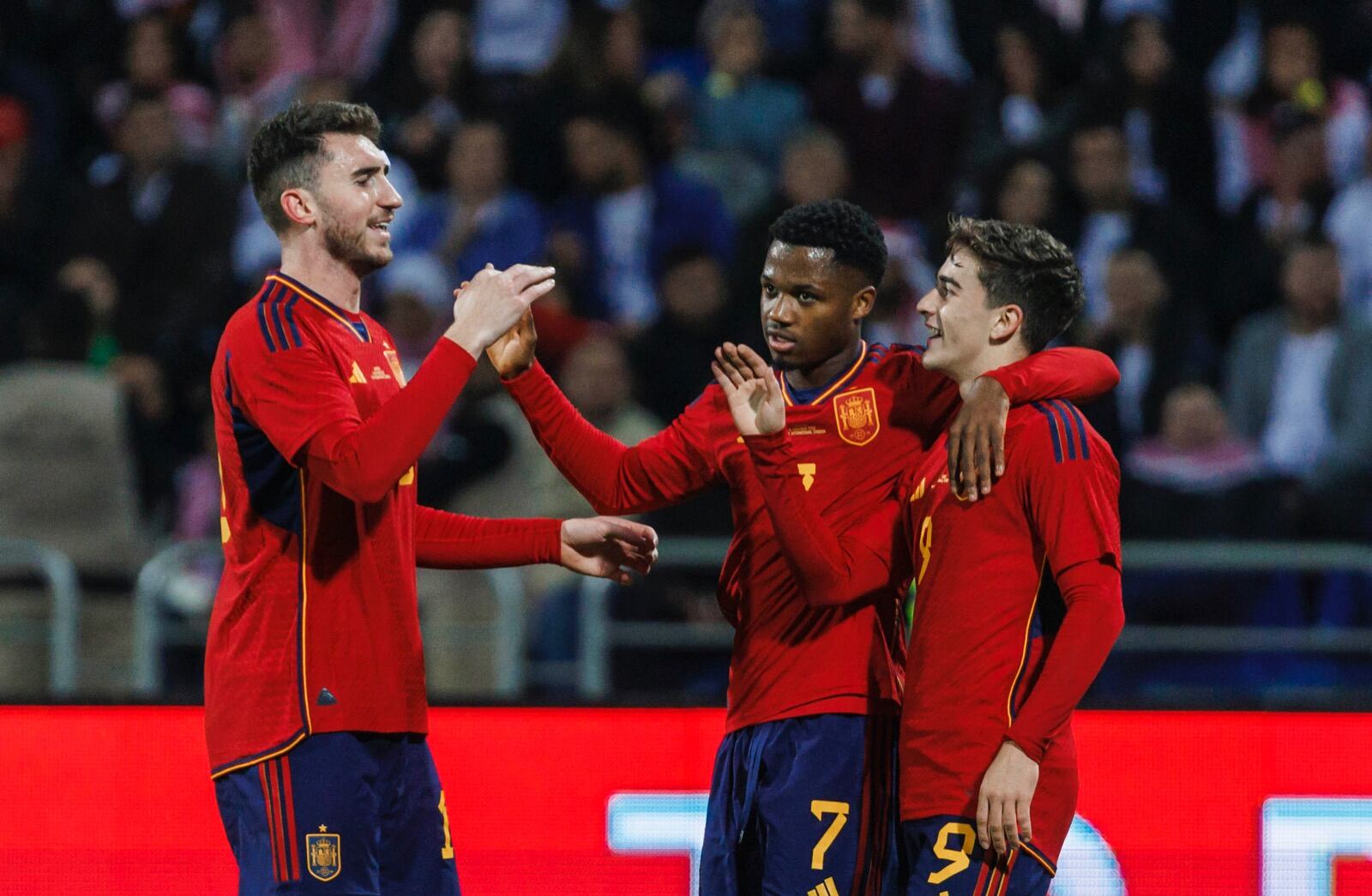 Laporte celebra el gol con Ansu Fati y Gavi