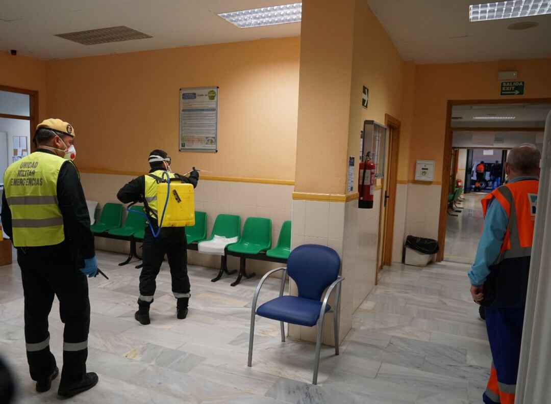 Militares de la UME desinfectan zonas comunes en el hospital Virgen de las Nieves de Granada