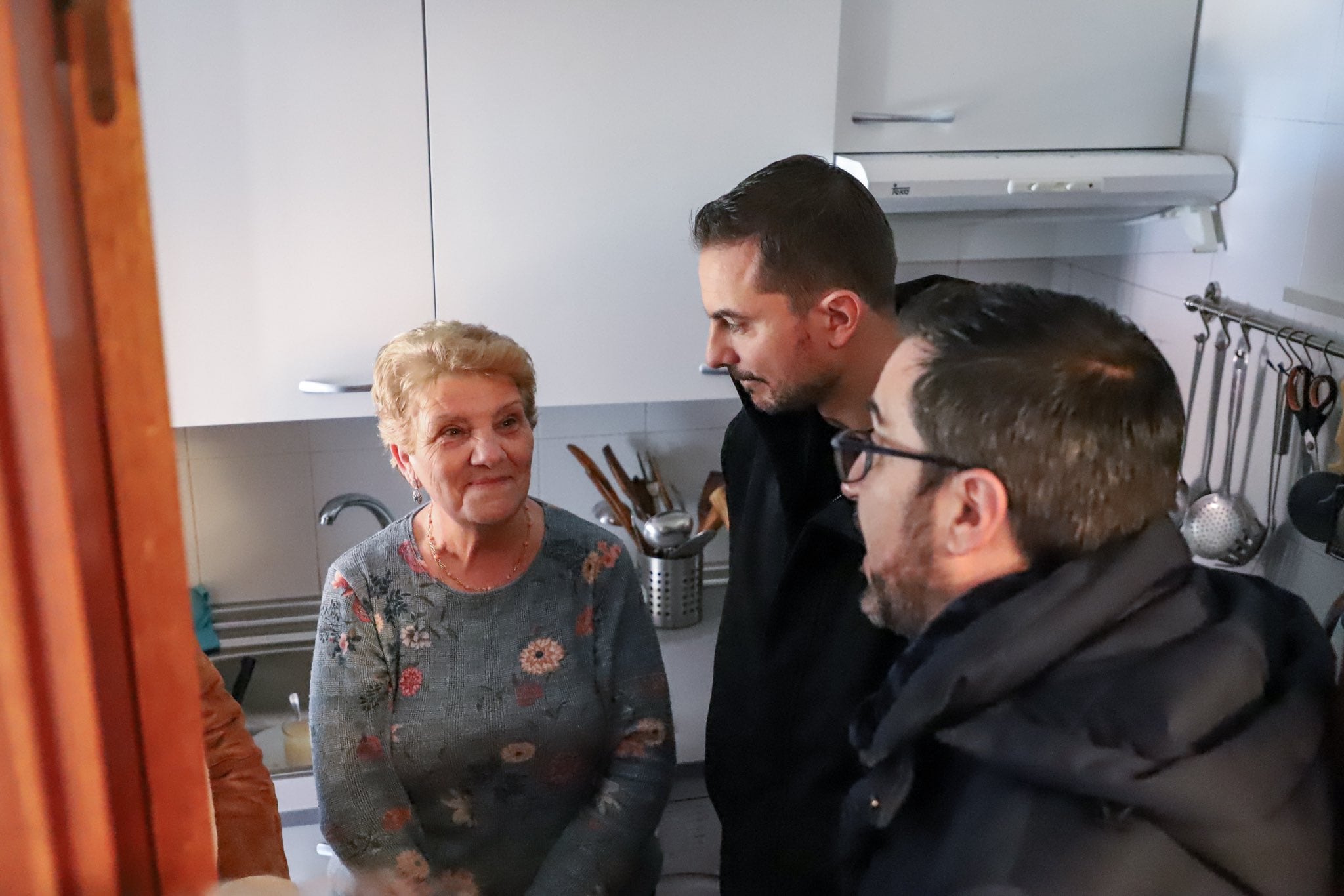 Juan Lobato, Secretario General del PSOE-M y candidato a la presidencia de la Comunidad de Madrid, junto con el alcalde de Pinto, Diego Ortiz, y una de las mayores de la residencia que han visitado.