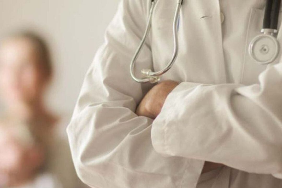 Rechazo frontal a la posible contratación de médicos sin especialidad en la sanidad pública de Castilla y León