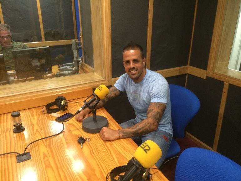 El tinerfeño Vitolo en una visita a los estudios de Radio Club Tenerife