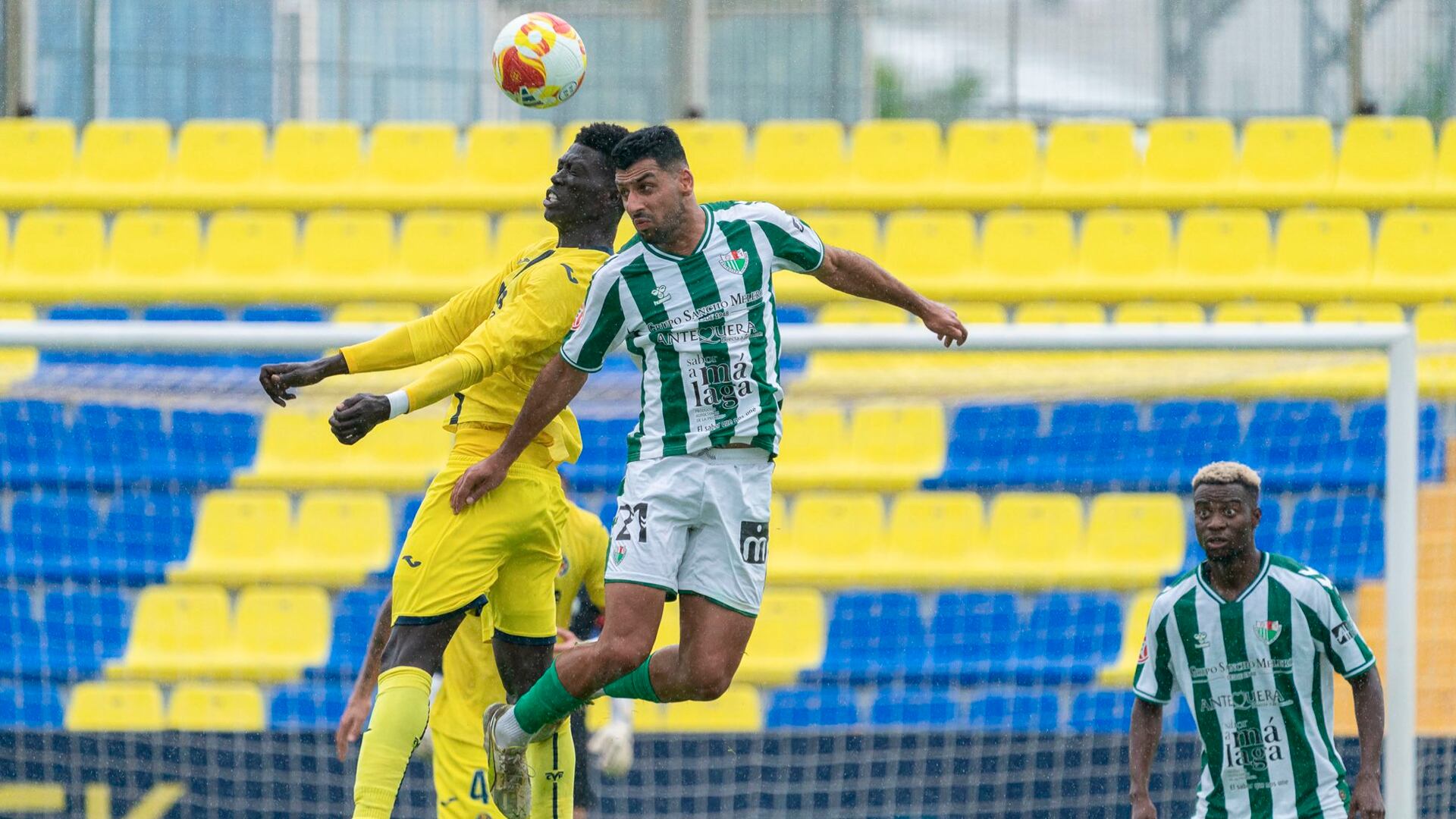 Osama Chit pugna una pelota en el Villarreal B - Antequera