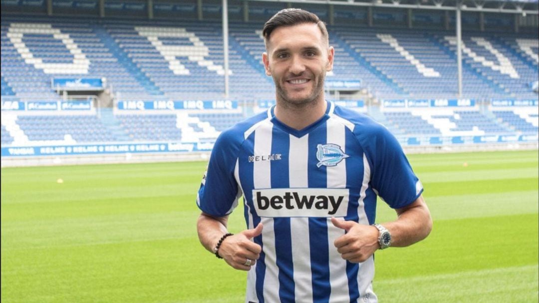 Lucas Pérez posa con la camiseta del Alavés