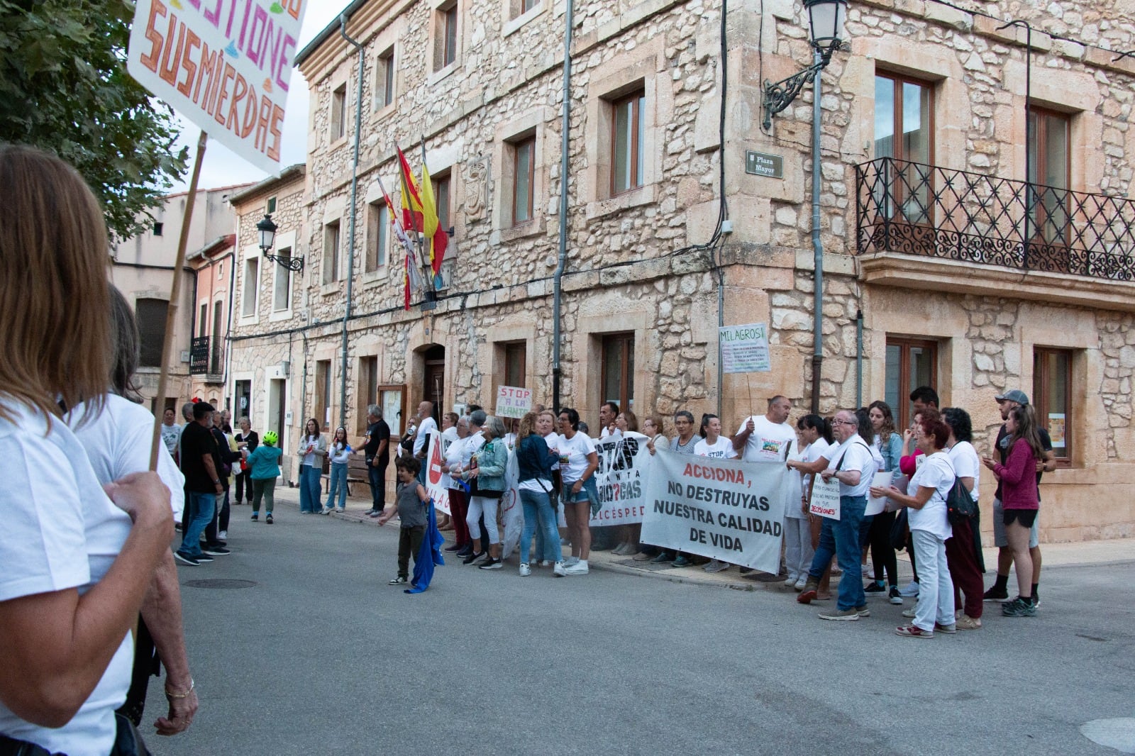 Manifestantes a las puertas del Ayuntamiento