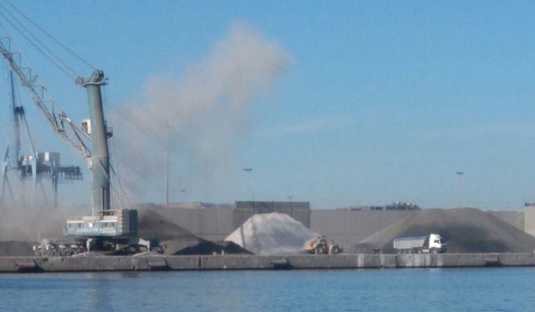 Uno de los momentos de polvareda, provocado por la descarga de graneles en el Puerto de Alicante.
