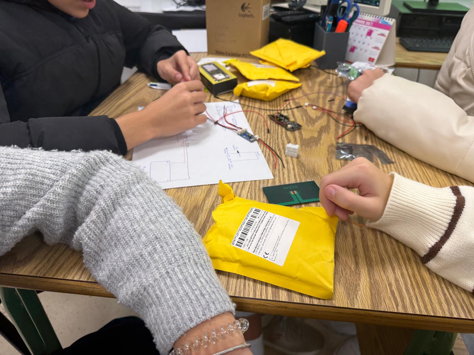 El colegio Carmelitas de La Unión 'inventa' soluciones para los problemas de su tierra