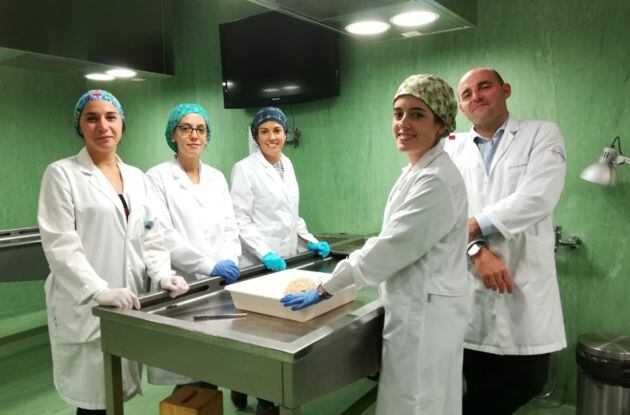 Alumnos de la Facultad de Medicina en una de las mesas de la sala de disección, junto a la técnico María Santoro y el decano de la Facultad, Alino Martínez (a la derecha)
