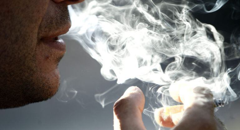 Imagen de archivo de un hombre fumando.