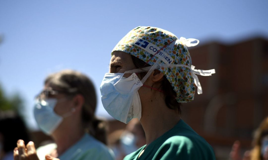 Dos sanitarios durante una concentración.