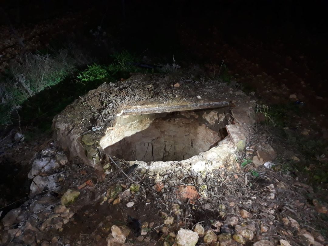 Pozo por el que se precipitó el hombre herido