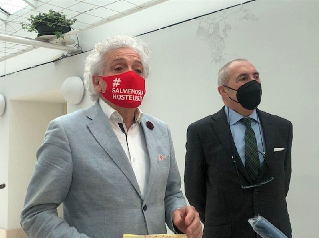 El presidente de la Asociación de Empresarios de Hostelería de Cantabria, Ángel Cuevas (i), y el jurídico de la entidad