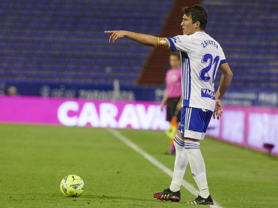 Zapater marca jugada antes de ejecutar una falta