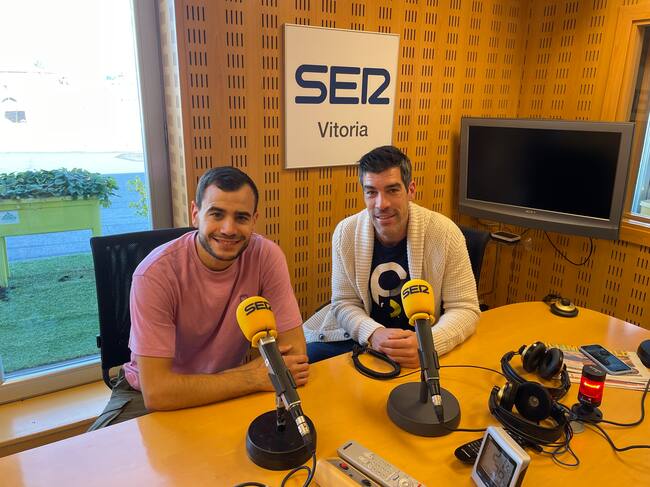 Imagen de la entrevista con el histórico capitán del Alavés.