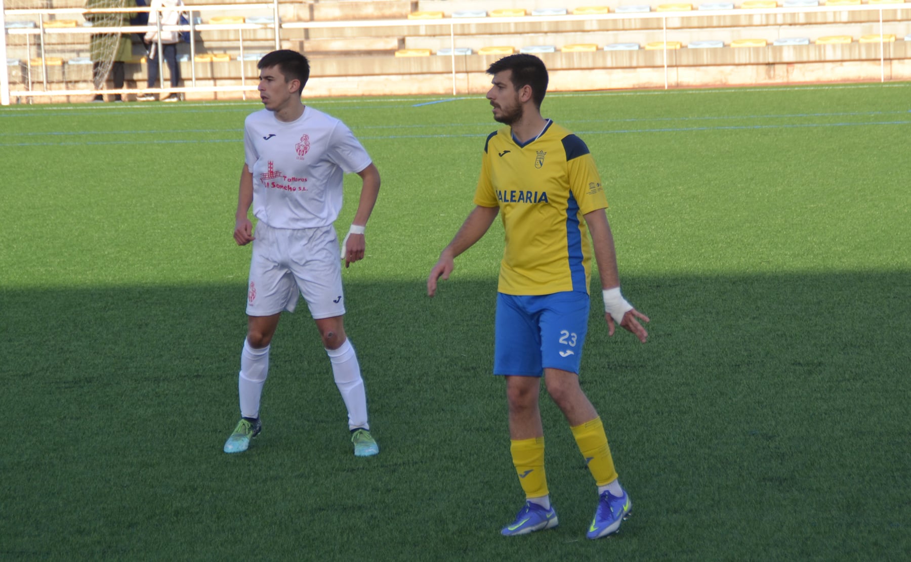 Ramis junto a un jugador del Sueca.