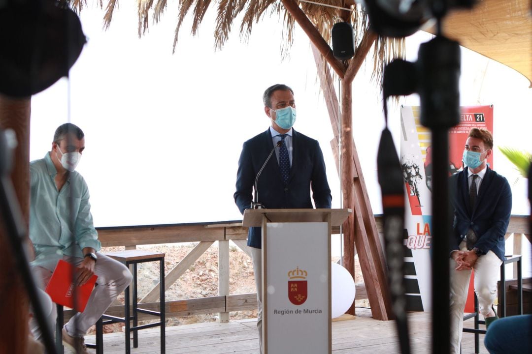 El consejero de Presidencia, Turismo y Deportes, Marcos Ortuño, durante su intervención en la presentación de La Vuelta, acompañado por el director general de Deportes, Francisco Sánchez, y el director de Unipublic, Javier Guillén