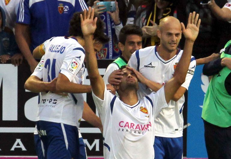 GRA394. ZARAGOZA, 17/06/2015.- El delantero brasileño del Real Zaragoza Willian José da Silva, celebra con sus compañeros el gol marcado ante el UD Las Palmas, el tercero del equipo al UD Las Palmas, durante el partido de ida de la final para el ascenso a