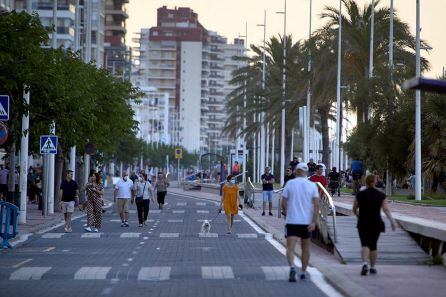 El paseo marítimo de la playa de Gandia lleno de gente paseando