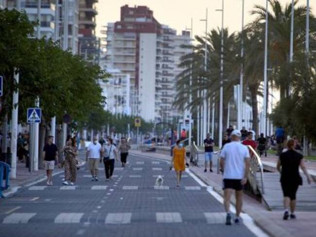 El paseo marítimo de la playa de Gandia lleno de gente paseando